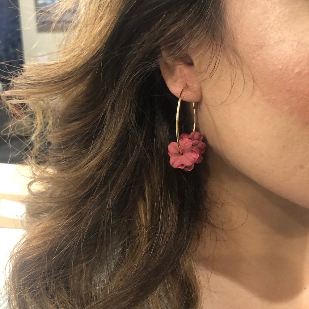 Flower Petal hoop earrings - Picture 4 of 4